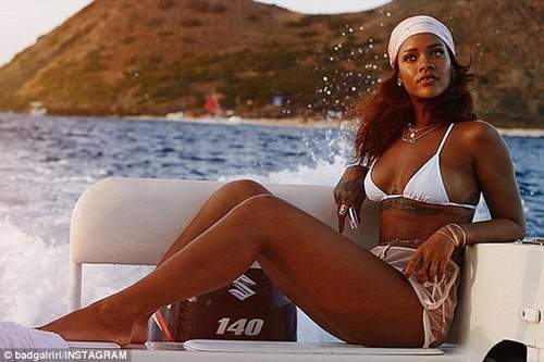 Rihanna đẹp hoang dại trên bãi biển Honolulu 9