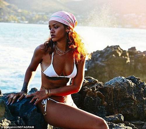Rihanna đẹp hoang dại trên bãi biển Honolulu 6