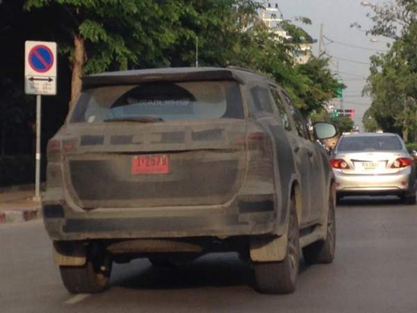 Toyota Fortuner 2016 chạy thử trên đường phố Thái Lan 2