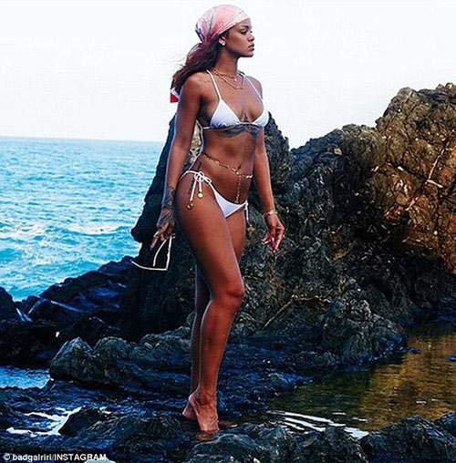 Rihanna đẹp hoang dại trên bãi biển Honolulu 12