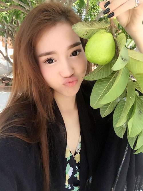 Dương Trương Thiên Lý đùa nghịch cùng con trên bãi biển 39