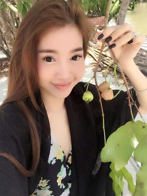 Dương Trương Thiên Lý đùa nghịch cùng con trên bãi biển 36