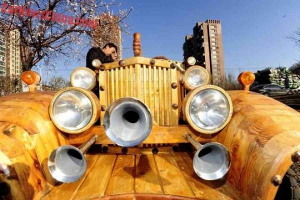 Thợ mộc Trung Quốc chế xe điện bằng gỗ 3