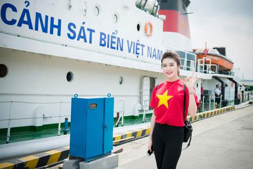 Huyền My giản dị diện áo cờ đỏ thăm tàu cảnh sát biển 6