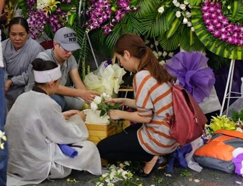 Người dân tập trung gây tắc đường trong lễ tang Duy Nhân 12