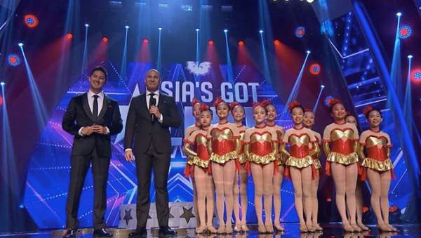 Thí sinh Asia"s Got Talent cầu hôn bạn diễn trên sân khấu 14