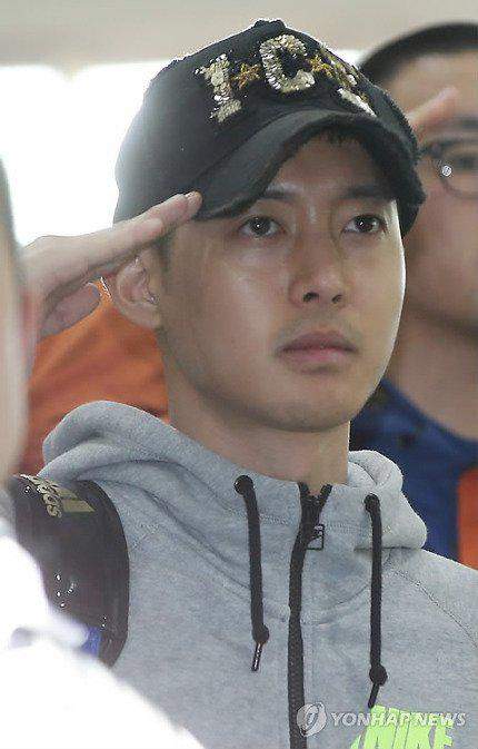 Kim Hyun Joong "xuống sắc" ngày nhập ngũ 9