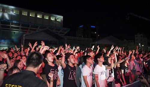 Hàng ngàn khán giả đội mưa để “phá” cùng Phạm Anh Khoa 9