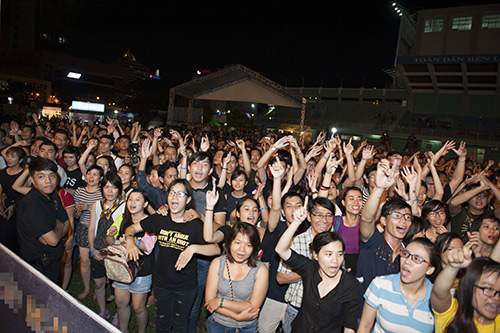 Hàng ngàn khán giả đội mưa để “phá” cùng Phạm Anh Khoa 6