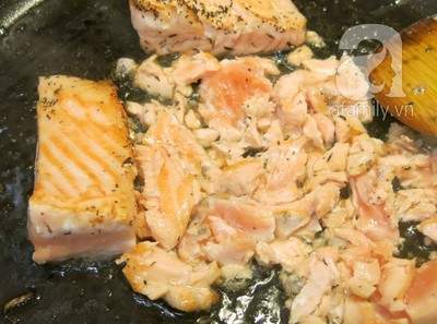 Cách làm cơm chiên cá hồi tơi mềm ngon cho bữa trưa 4