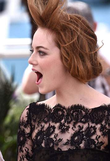 Emma Stone bị gió thổi tung váy 6