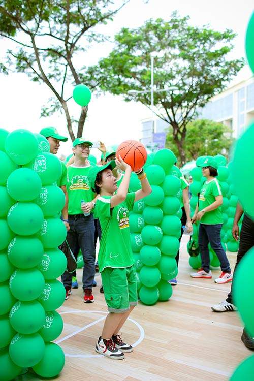 MC Thanh Thảo Hugo và con gái đi bộ gây quỹ từ thiện 18