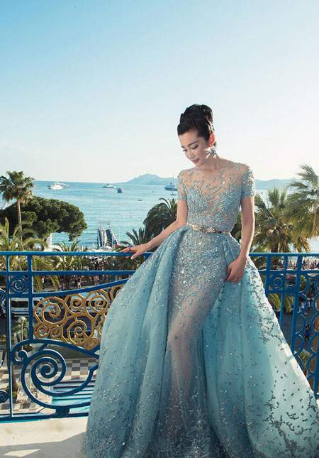 Jeon Ji Hyun thanh lịch, Lý Băng Băng kiêu sa ở Cannes 17