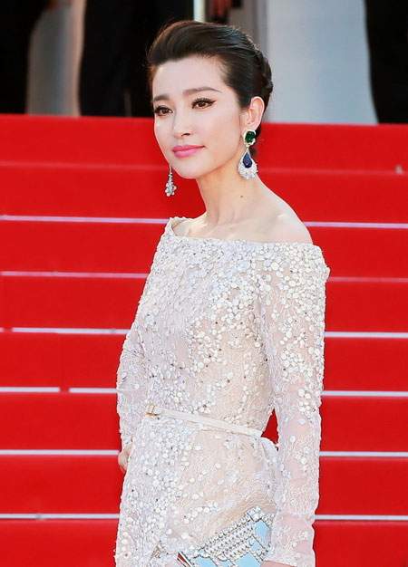 Jeon Ji Hyun thanh lịch, Lý Băng Băng kiêu sa ở Cannes 23