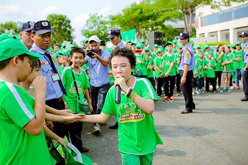 MC Thanh Thảo Hugo và con gái đi bộ gây quỹ từ thiện 21