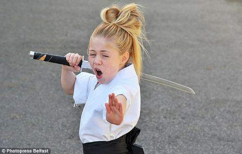 Video: Cô bé Karate 9 tuổi gây kinh ngạc tại Anh 5
