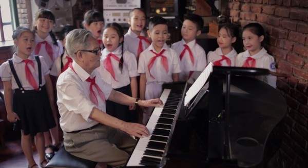 Xúc động với clip 50 nghệ sỹ Việt và hàng ngàn em nhỏ hát về Bác 2