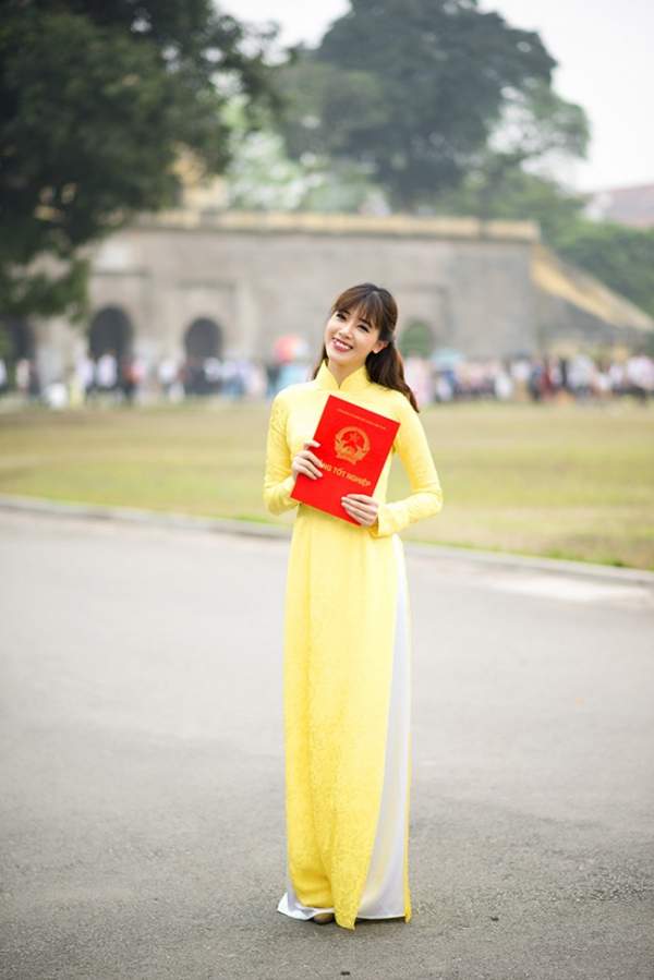 Hot girl Hà Min chụp ảnh kỷ yếu chia tay giảng đường 8