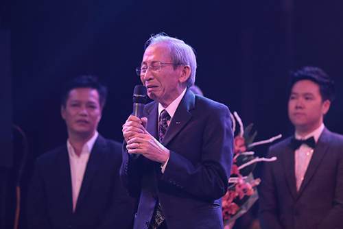 Nhạc sĩ Nguyễn Ánh 9 khóc lặng trên sân khấu liveshow 6
