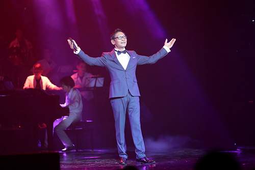 Nhạc sĩ Nguyễn Ánh 9 khóc lặng trên sân khấu liveshow 30