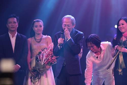 Nhạc sĩ Nguyễn Ánh 9 khóc lặng trên sân khấu liveshow 9
