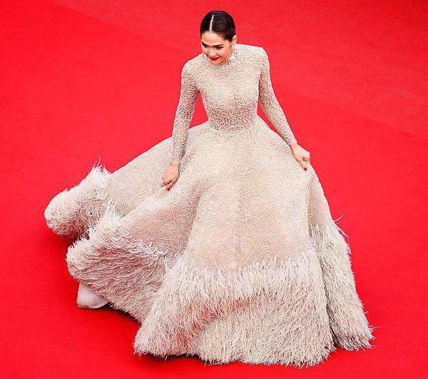 Mỹ nhân Thái Lan diện đầm cưới trên thảm đỏ Cannes 2