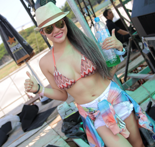 DJ Melo diện bikini chơi nhạc trước 20.000 bạn trẻ