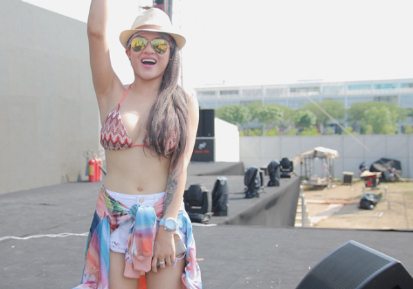 DJ Melo diện bikini chơi nhạc trước 20.000 bạn trẻ 2
