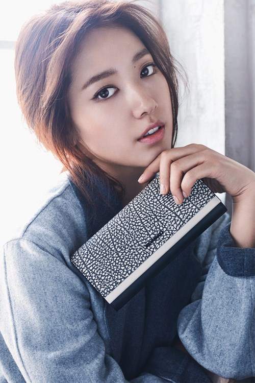 Park Shin Hye chọn túi xách mùa thu 2