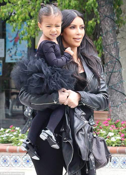 Mẹ con Kim Kardashian diện đồ đôi đi học múa ba lê 3