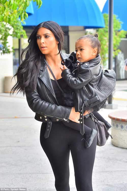 Mẹ con Kim Kardashian diện đồ đôi đi học múa ba lê 6