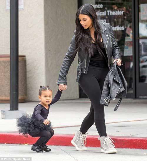 Mẹ con Kim Kardashian diện đồ đôi đi học múa ba lê 12