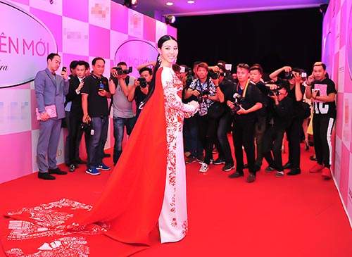 Á hậu Trà Giang gợi cảm với váy dài 18m 18
