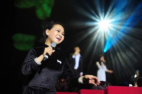 Khánh Ly nhớ chồng trong liveshow "Gọi tên bốn mùa"