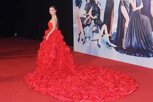 Huyền Ny diện váy hơn 200 triệu nặng 15 kg lên thảm đỏ 3