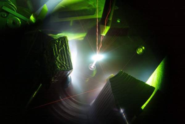 Tia laser 200 nghìn tỷ watt có thể tạo ra plasma nóng hơn Mặt Trời 2