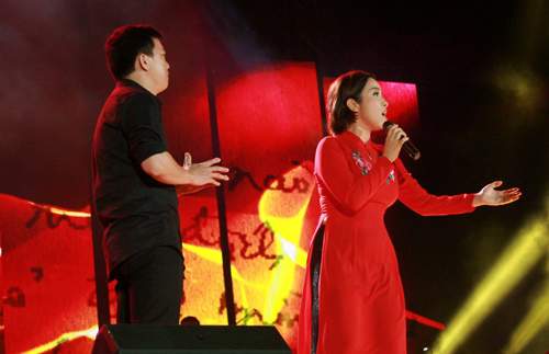Fan cuồng chạy lên sân khấu nghe Mỹ Linh hát nhạc Trịnh 2