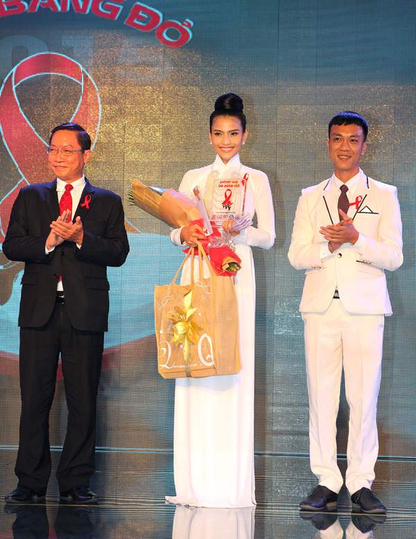 Trương Thị May bất ngờ khi đoạt giải thưởng Dải băng đỏ 2