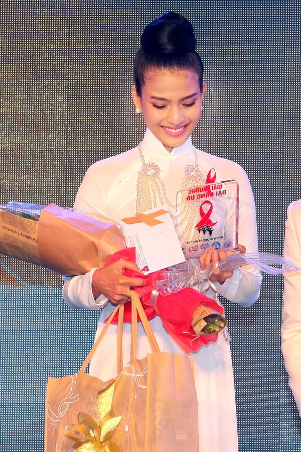 Trương Thị May bất ngờ khi đoạt giải thưởng Dải băng đỏ 3