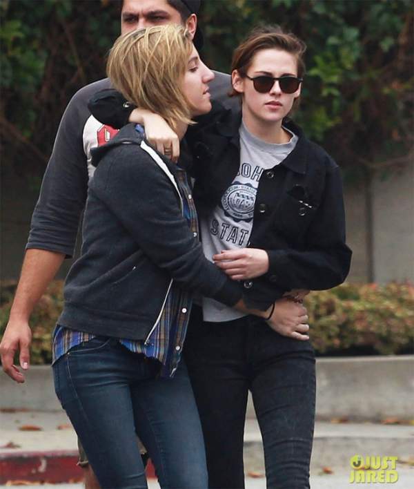 Kristen Stewart thân mật với bạn gái trên phố 3