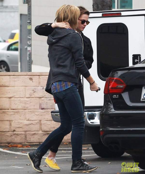 Kristen Stewart thân mật với bạn gái trên phố 5