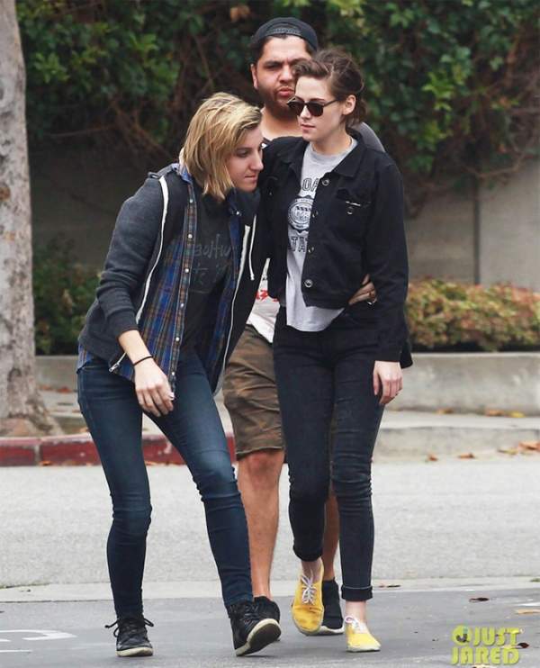 Kristen Stewart thân mật với bạn gái trên phố 2
