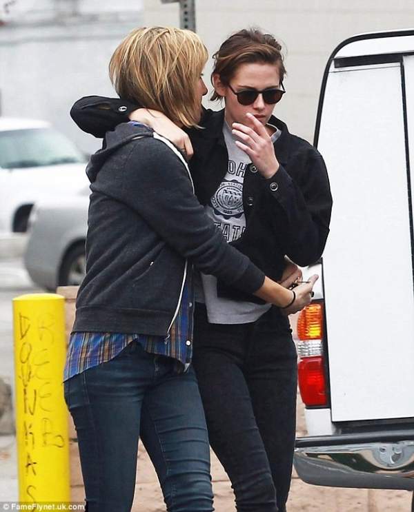 Kristen Stewart thân mật với bạn gái trên phố 4