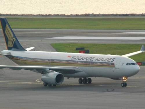 Máy bay Singapore rơi 4 km vì chết máy