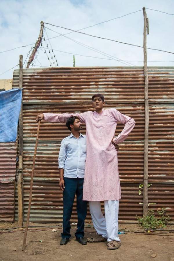 Chàng trai Ấn Độ không thể xin việc vì cao 2,47 m 4