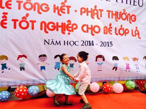 Hai con Hồng Nhung hạnh phúc trong ngày tổng kết năm học 12