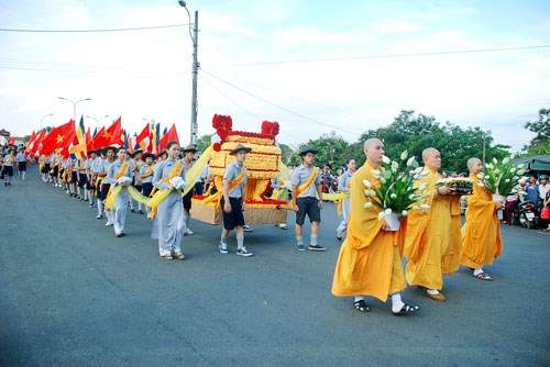 Hơn 10.000 tăng ni, phật tử tham gia Lễ rước Phật tại cố đô Huế 6