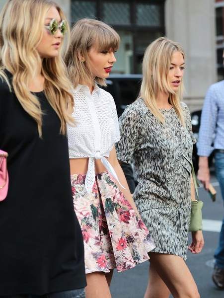 Fans đứng chờ ngắm Taylor Swift trước cửa nhà 5