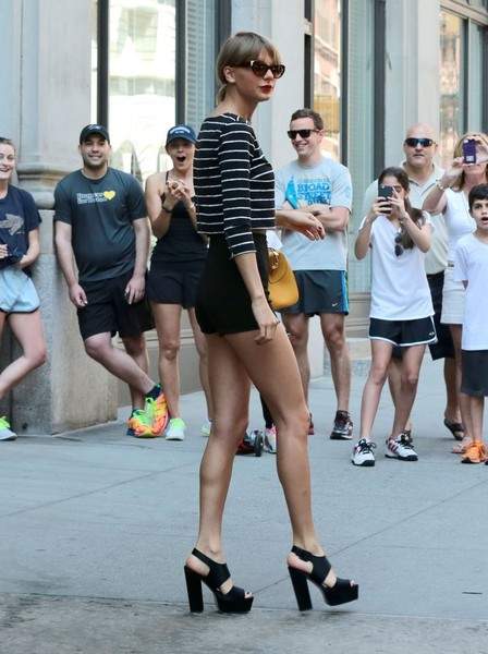 Fans đứng chờ ngắm Taylor Swift trước cửa nhà 2