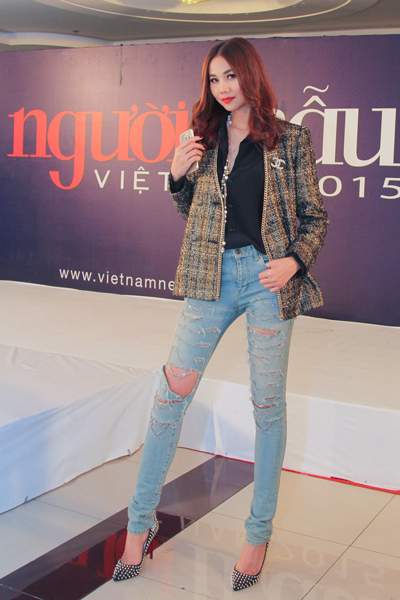 Thanh Hằng diện quần jeans rách chấm thi 2